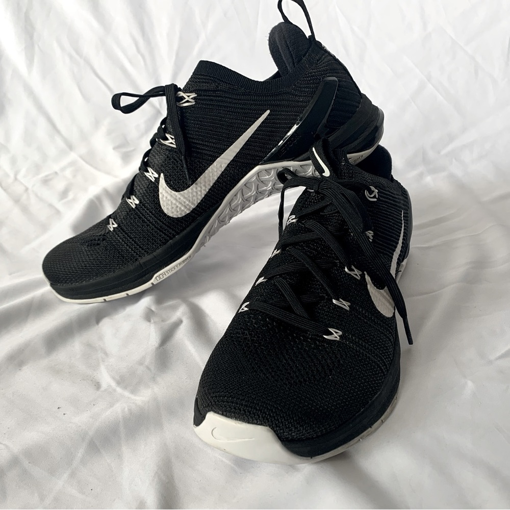 NIKE (size 10.5) Metcon FlyEase Training Sneaker